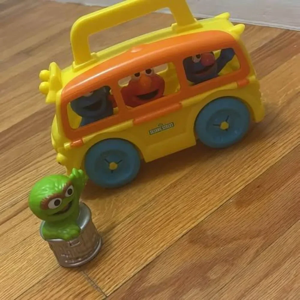 Sesame Street School Bus with 4 Characters (figurines)
